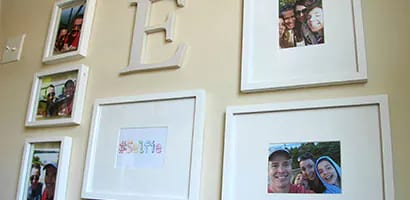 how to make a selfie wall with command picture hanging strips

